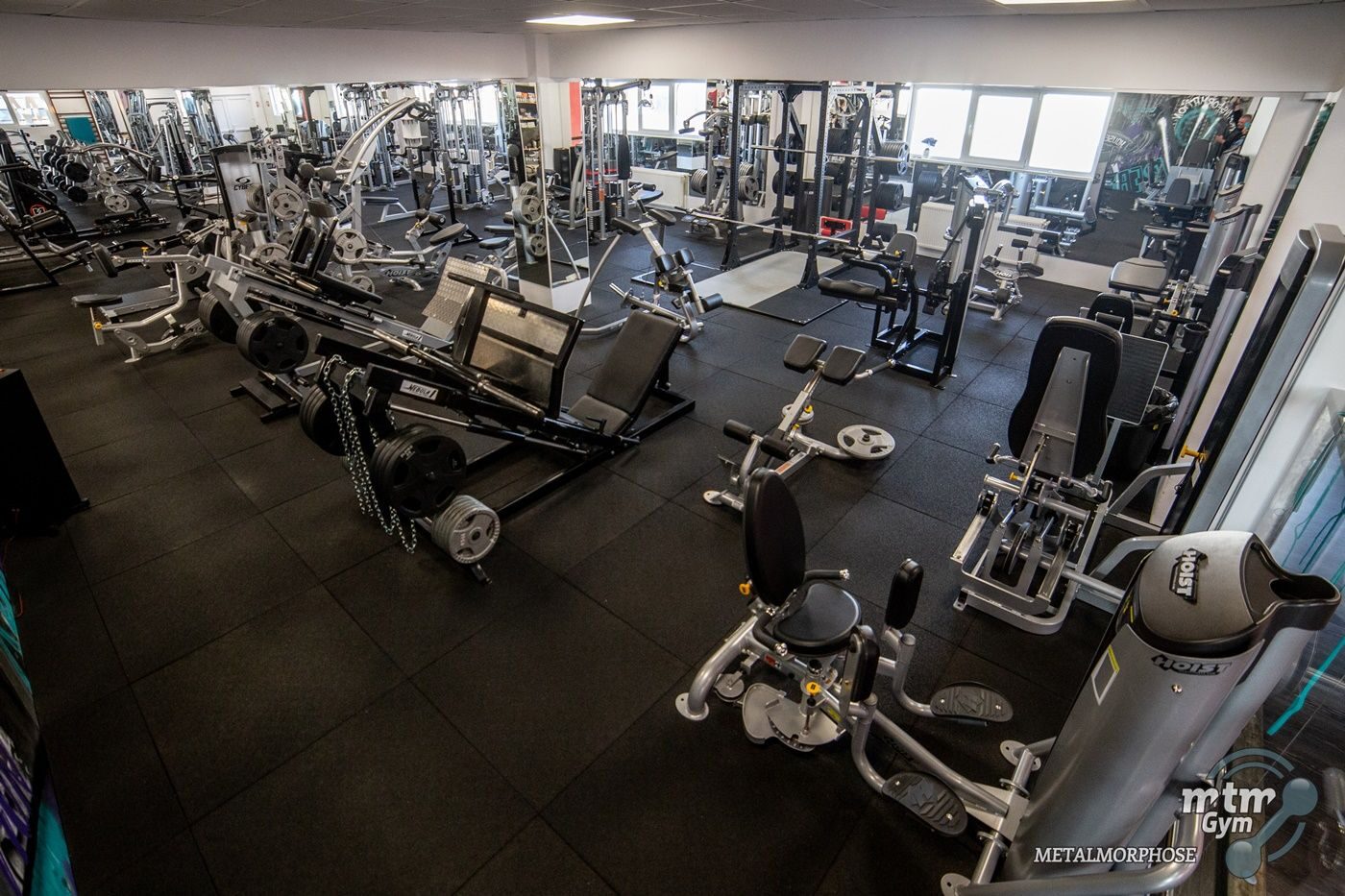 Sala Metalmorphose Gym Antibiotice din Valea Lupului, cu rânduri de aparate și zonă de gantere.