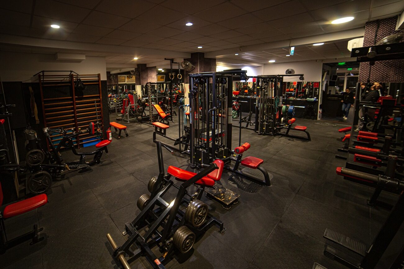 Sala de forță Metalmorphose Gym Dacia, cu aparate cu discuri și rastel de greutăți.